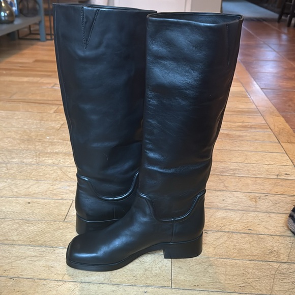 Gorgeous VINCE leather boots. - Picture 9 of 9